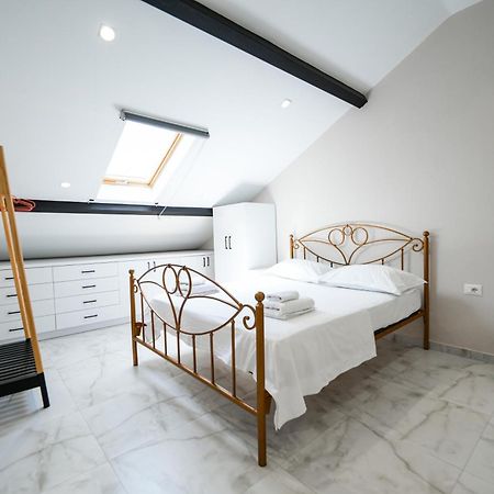 City Center Hideout - Studio Apartment ティラナ エクステリア 写真