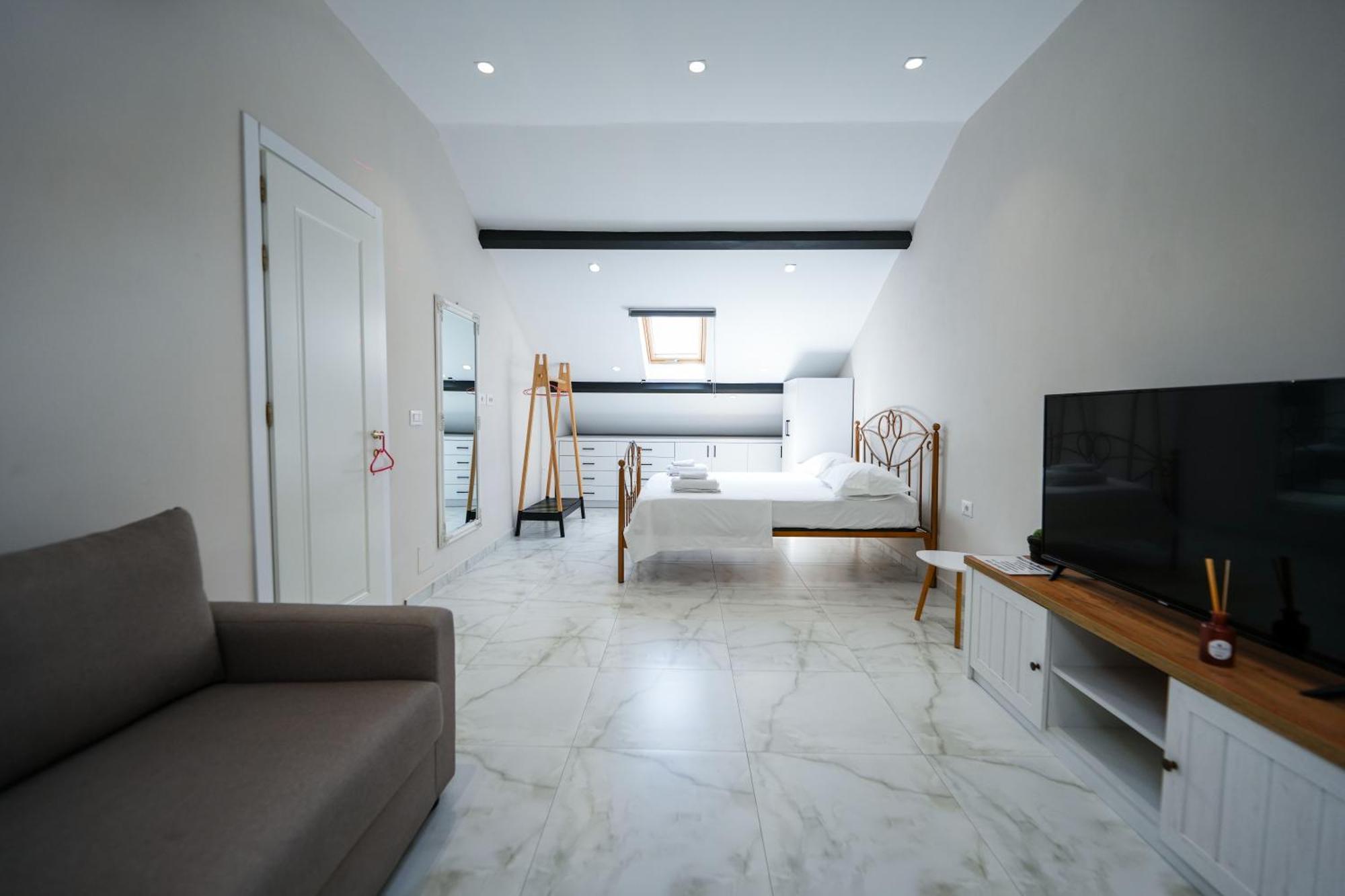 City Center Hideout - Studio Apartment ティラナ エクステリア 写真