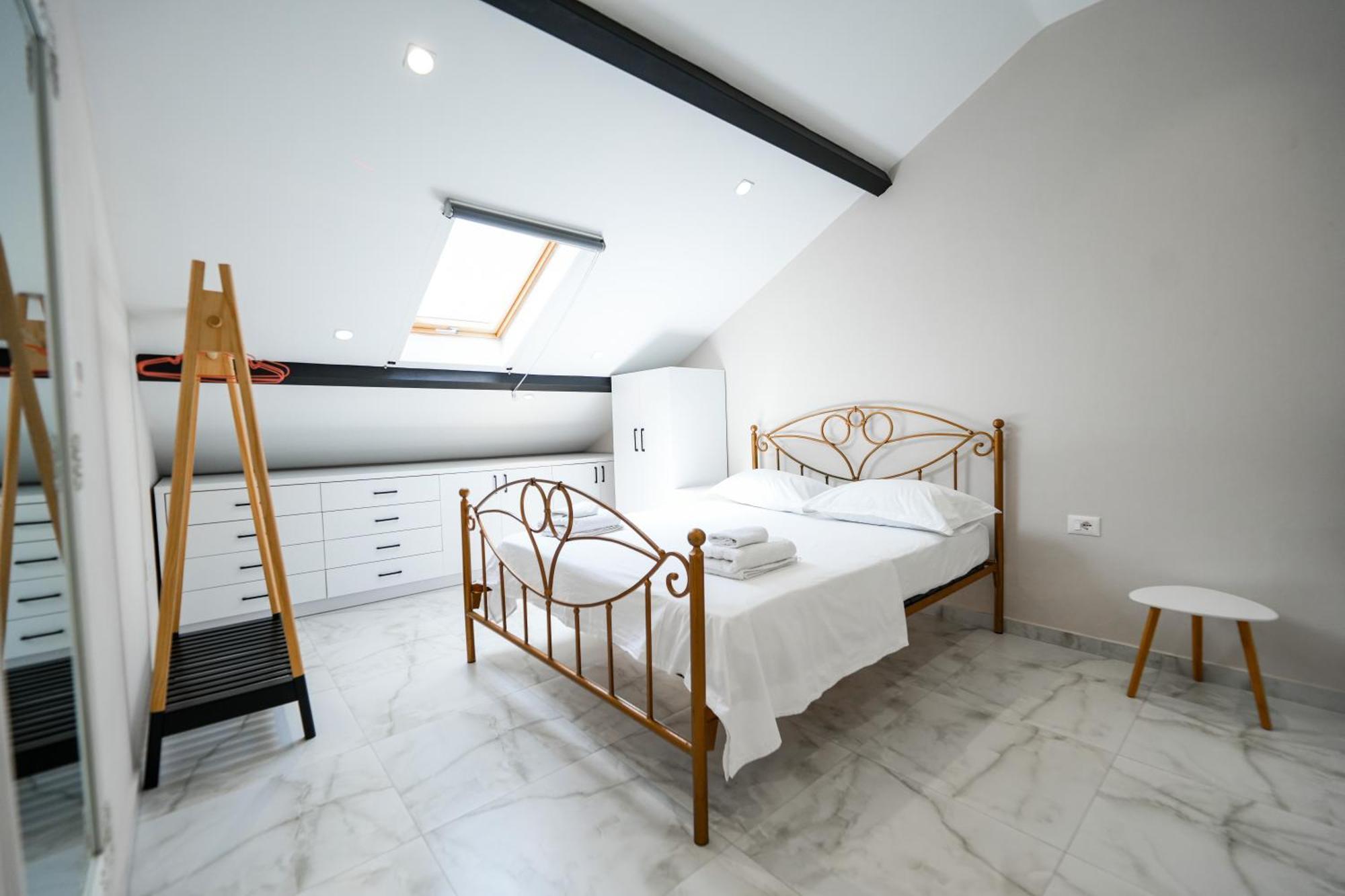 City Center Hideout - Studio Apartment ティラナ エクステリア 写真