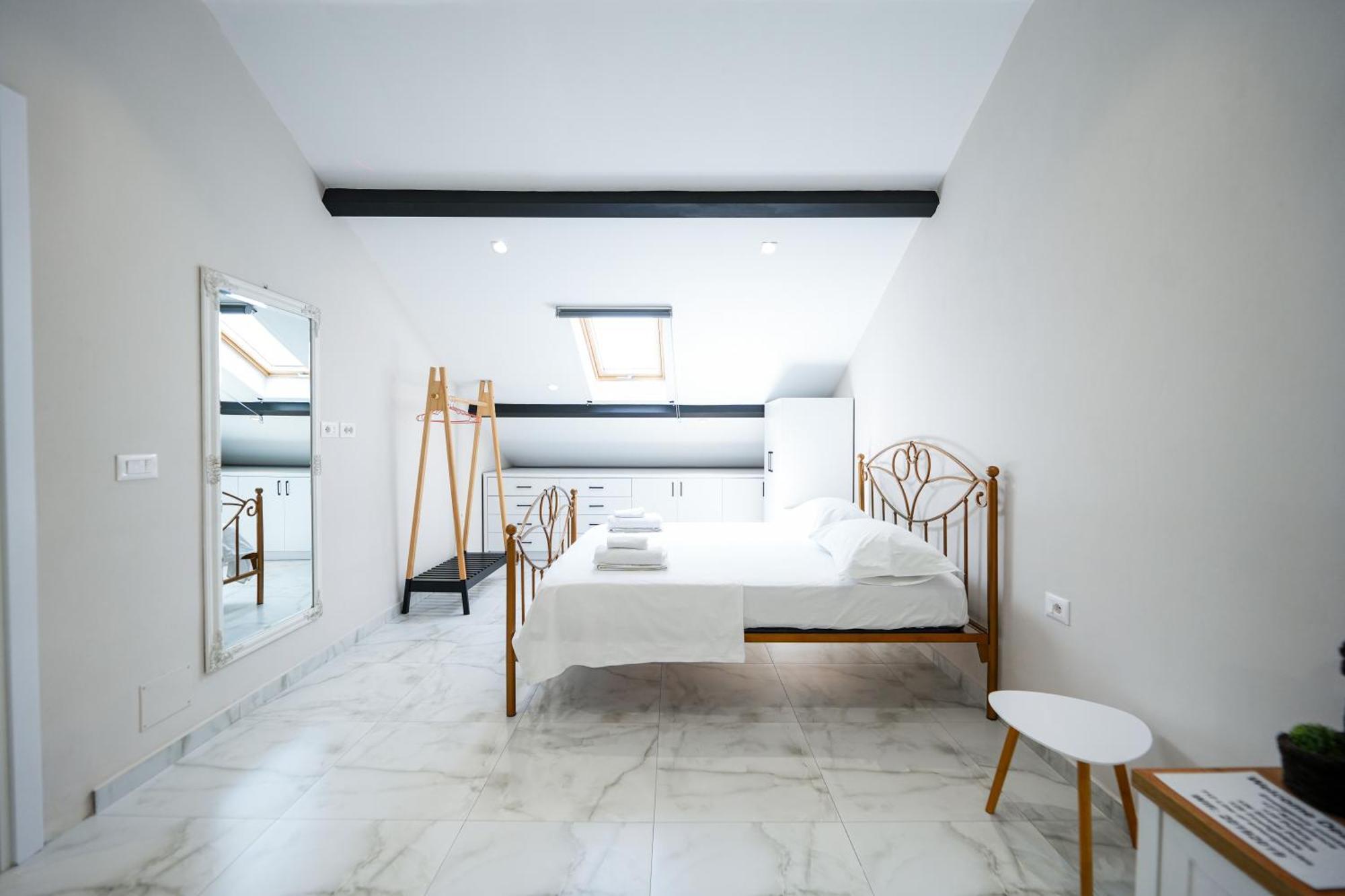 City Center Hideout - Studio Apartment ティラナ エクステリア 写真
