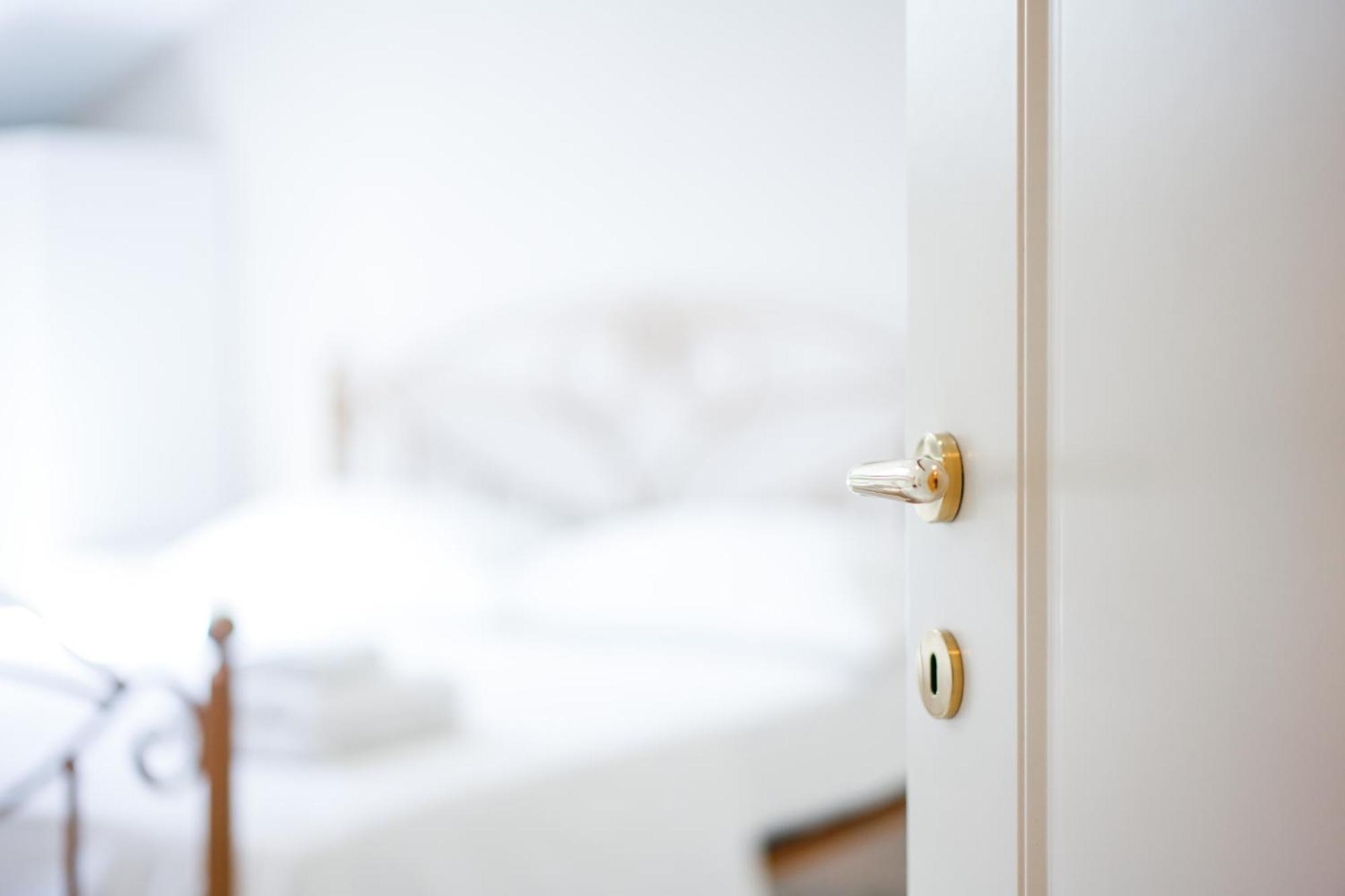 City Center Hideout - Studio Apartment ティラナ エクステリア 写真