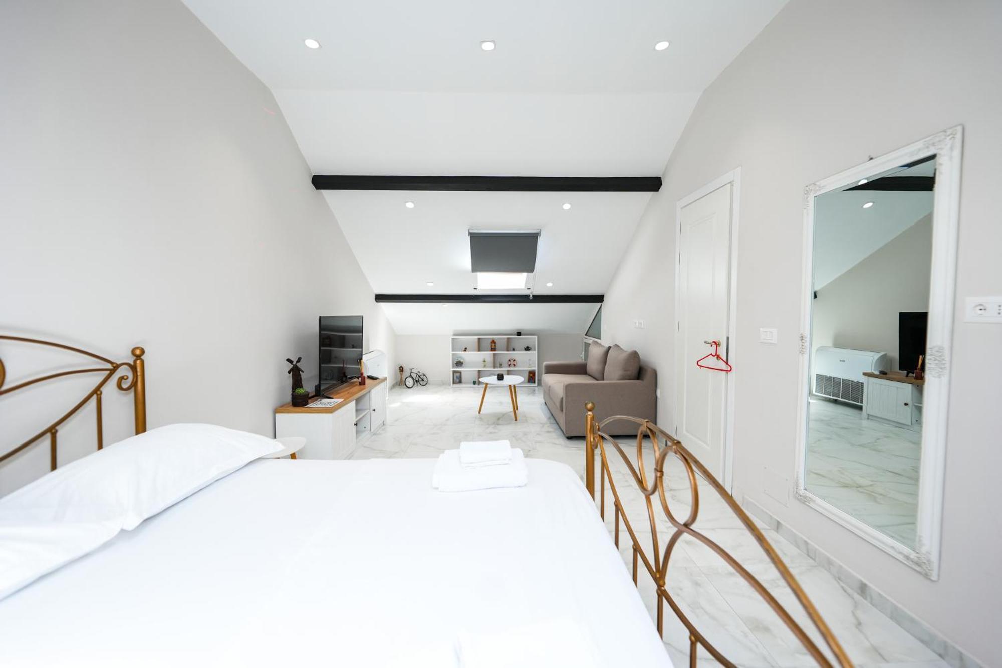 City Center Hideout - Studio Apartment ティラナ エクステリア 写真
